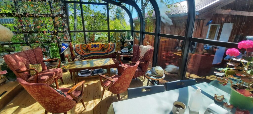 The interior of the sunroom in Petra's Stone Collection. Here you can enjoy a nice, hot, drink or get some home made sourdough bread or pastries. Have a moment of peace while looking at a part of Petra's collection.